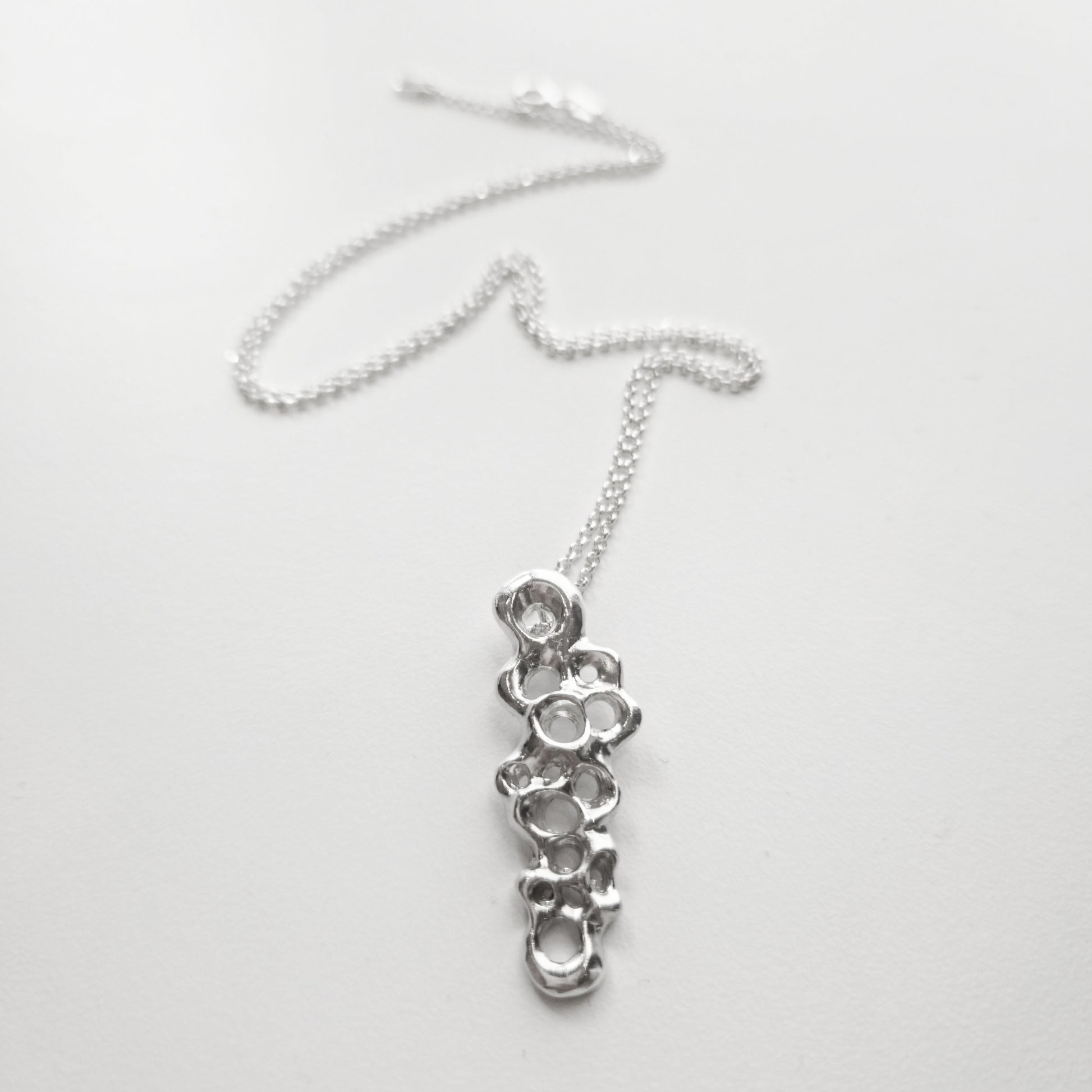 Raíz Slim Pendant necklace in sterling silver 925, artisan sea inspired jewelry by Naturalesa Jewelry.
Colgante Raíz Slim en plata 925, joyería artesanal inspirada en el mar de Naturalesa Jewelry.