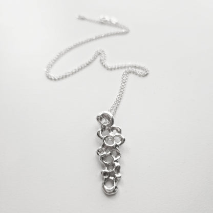 Raíz Slim Pendant necklace in sterling silver 925, artisan sea inspired jewelry by Naturalesa Jewelry.
Colgante Raíz Slim en plata 925, joyería artesanal inspirada en el mar de Naturalesa Jewelry.