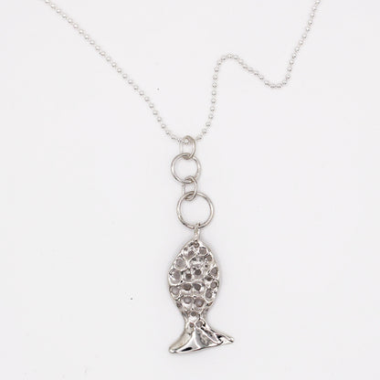 Collar de plata mediterráneo con colgante pez orgánico que simboliza guía y protección de Naturalesa