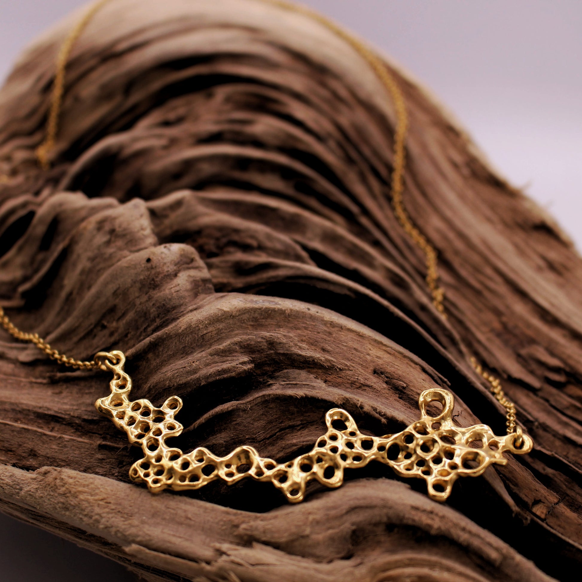 Collar statement Raíz dorado (3 micras) sobre plata, joyería inspirada en el mar de Naturalesa