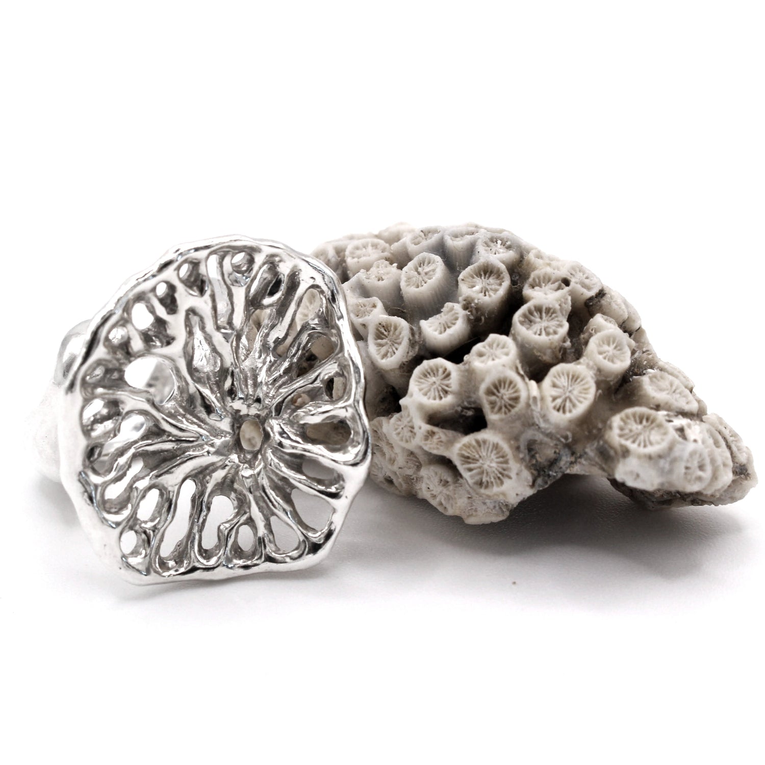 Flow Adjustable Ring in recycled sterling silver 925, sculptural statement ring inspired by coral and barnacles.
Anillo Flow ajustable en plata reciclada 925, anillo escultural inspirado en corales y percebes.