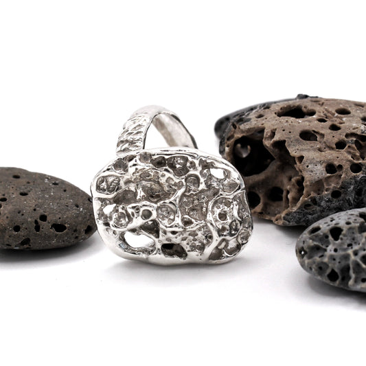 Adjustable silver Fragmento Ring inspired by real Mediterranean stone, Piedra Collection.
Anillo Fragmento de plata ajustable inspirado en piedra mediterránea real, Colección Piedra.