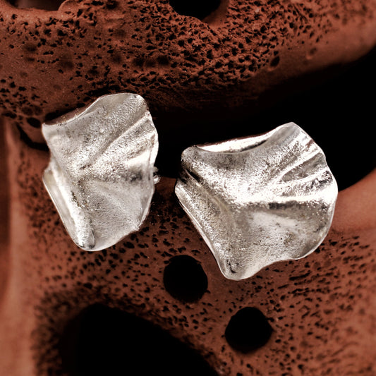Pendientes artesanales de plata con textura de polvo fundido, diseño inspirado en el mar