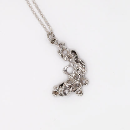 Collar inspirado en la vida marina con diseño orgánico de percebes, joyería artesanal