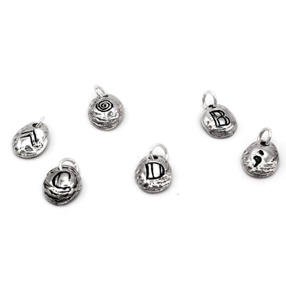 Collar minimalista de plata con letra grabada, joyería con significado