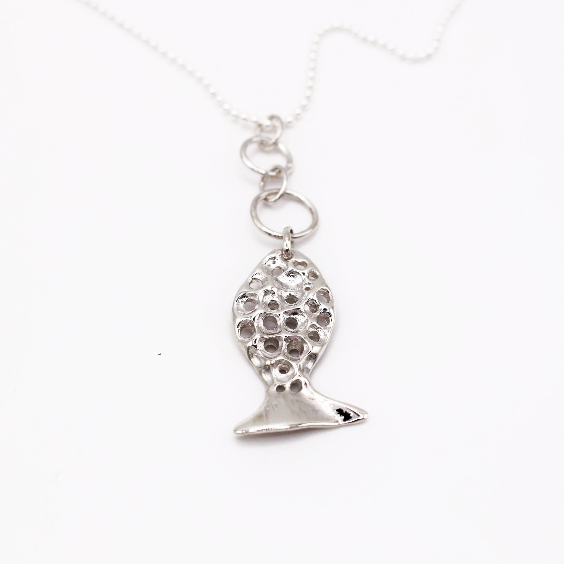 Colgante de pez en plata inspirado en el mar, joyería con significado y diseño simbólico