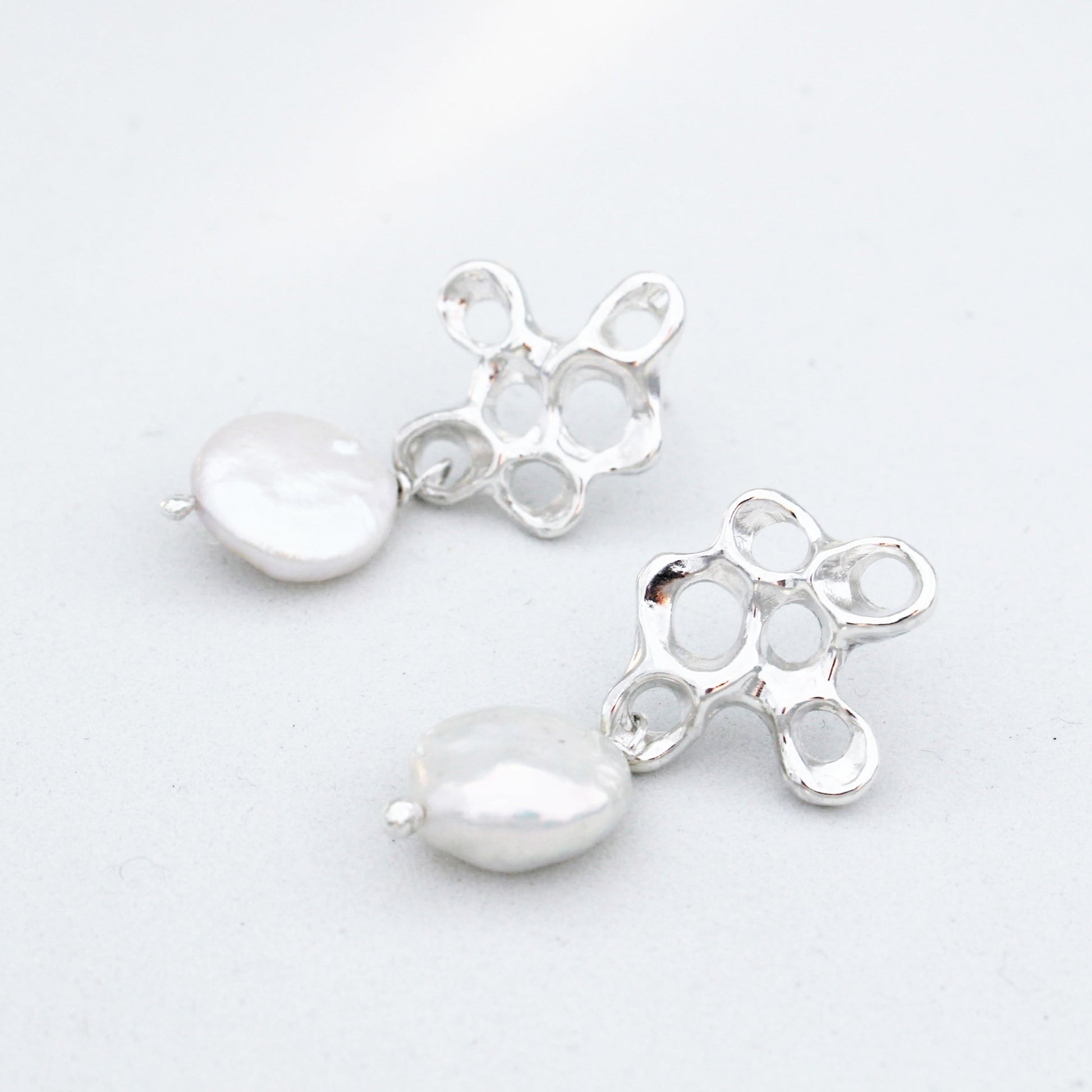 Pendientes de plata con diseño de percebes y perlas Biwa, joyería simbólica artesanal