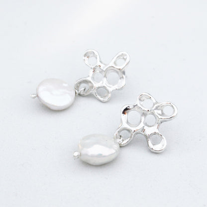 Pendientes de plata con diseño de percebes y perlas Biwa, joyería simbólica artesanal