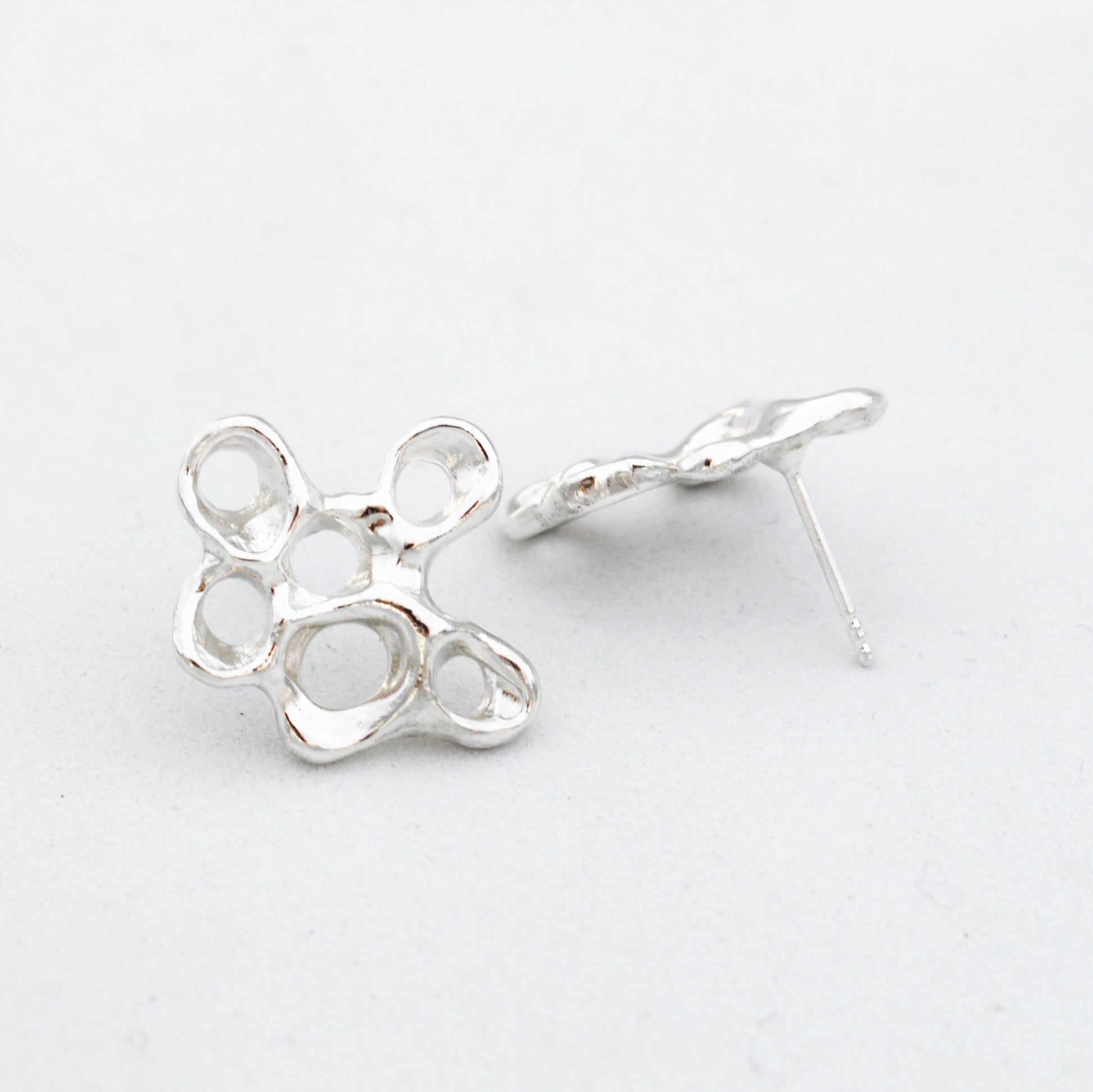 Pendientes inspirados en la vida marina con textura orgánica, joyería con significado