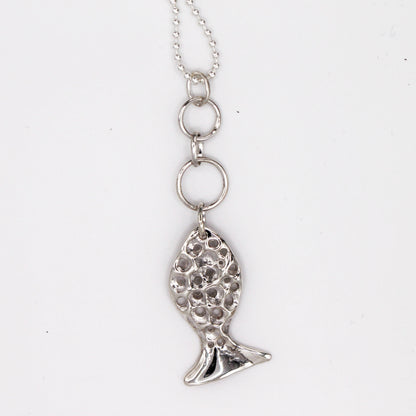 Collar de plata mediterráneo con colgante pez orgánico que simboliza guía y protección de Naturalesa Joyería