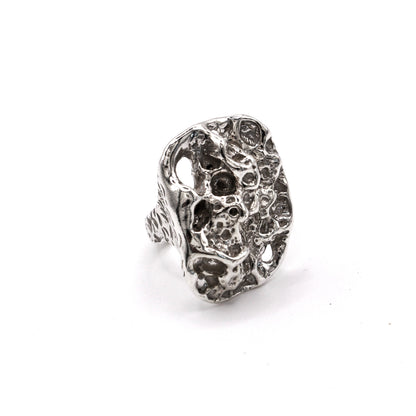 Fragmento Ring in recycled sterling silver 925, symbolic jewelry of scars and resilience.
Anillo Fragmento en plata reciclada 925, joya simbólica de cicatrices y resiliencia.