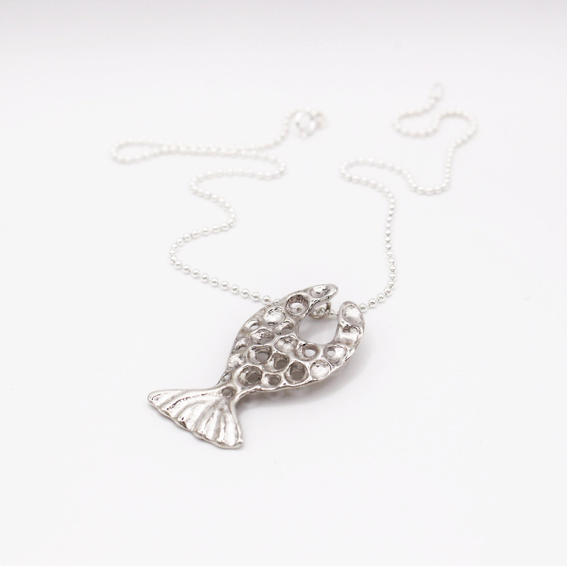 Collar de plata con colgante pez, símbolo de guía y protección, joyería artesanal con significado