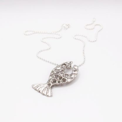Collar de plata con colgante pez, símbolo de guía y protección, joyería artesanal con significado