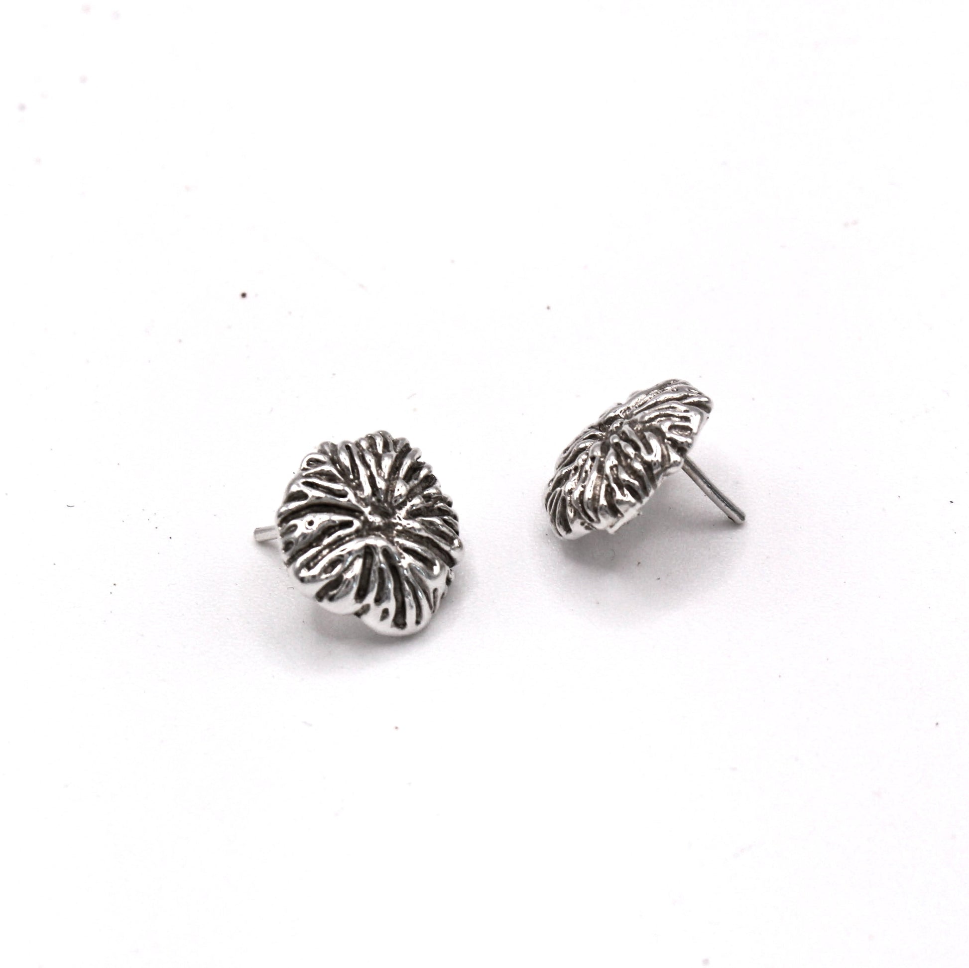 Pendientes Flow tipo botón en plata reciclada 925, joyería escultural inspirada en el mar de Naturalesa Jewelry.
