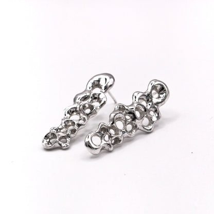 Pendientes largos Raíz asimétricos, joyería escultural con significado que simboliza resiliencia y fuerza interior.