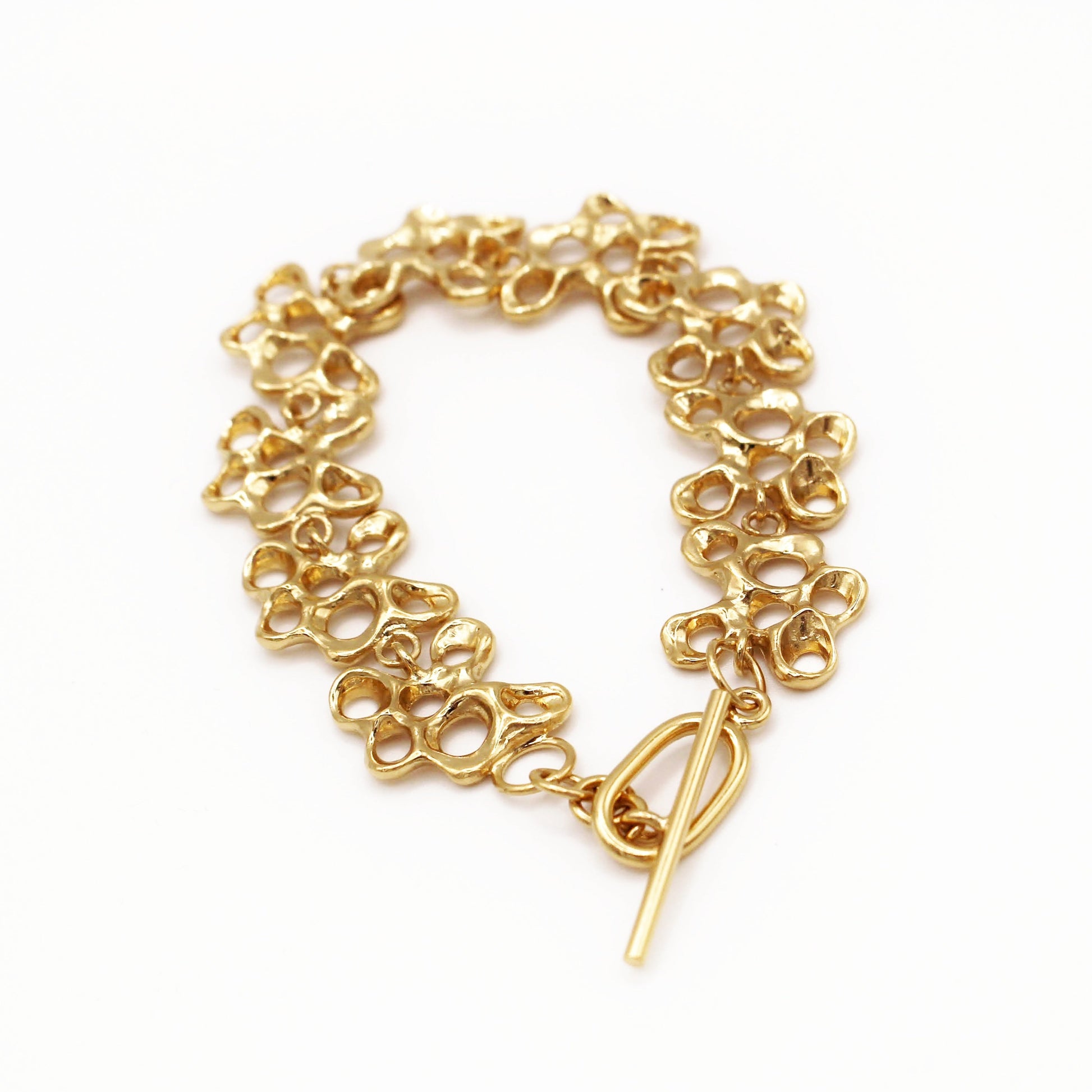 Pulsera inspirada en el Mediterráneo en plata chapada en oro, joyería simbólica artesanal
