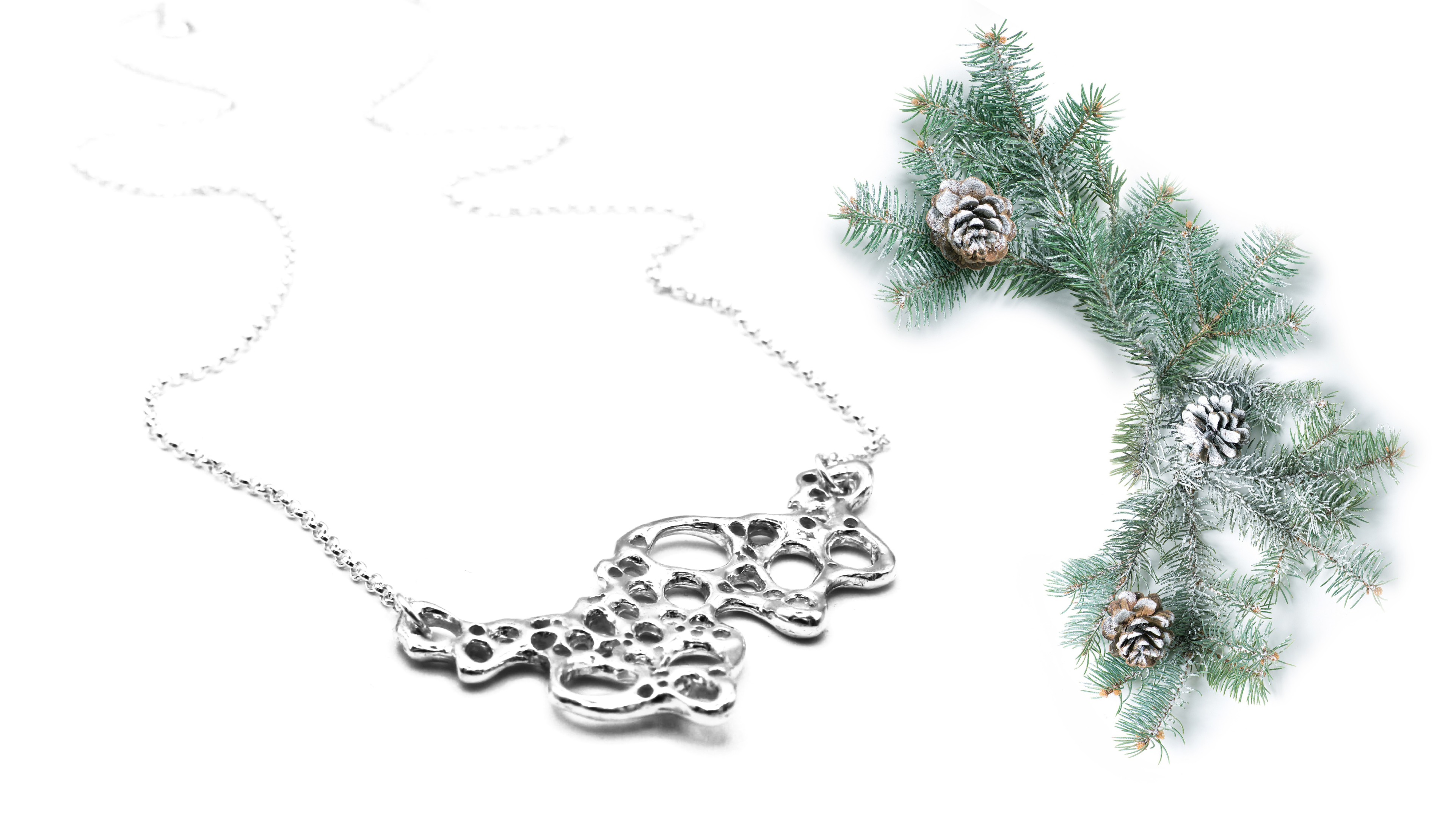 Joya de plata reciclada como regalo de Navidad sostenible.
Recycled silver jewelry as a sustainable Christmas gift.