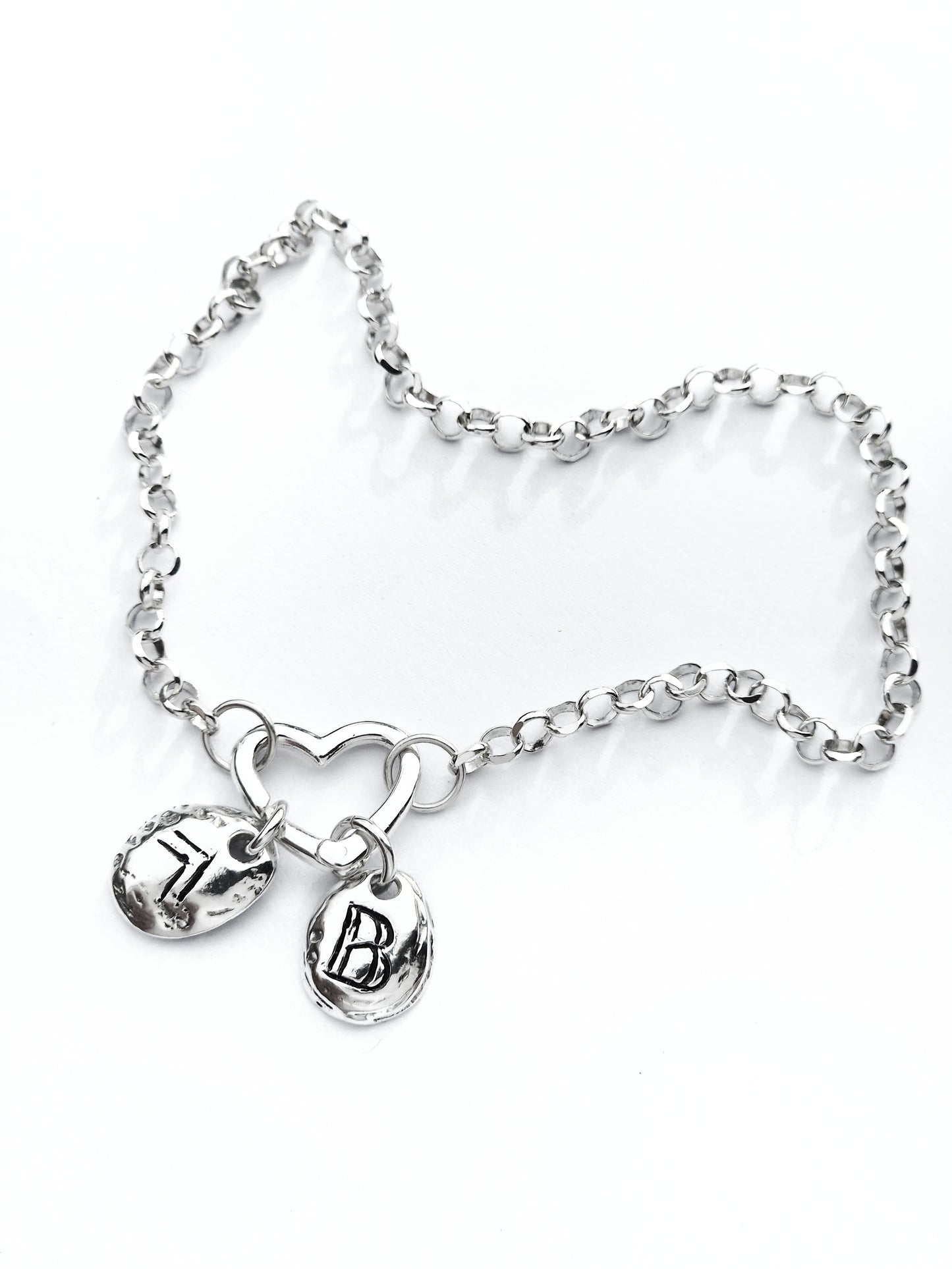 Pulsera fina de plata con doble colgante personalizable