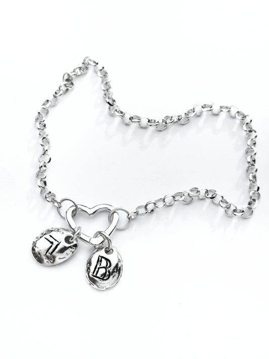 Pulsera fina de plata con doble colgante personalizable