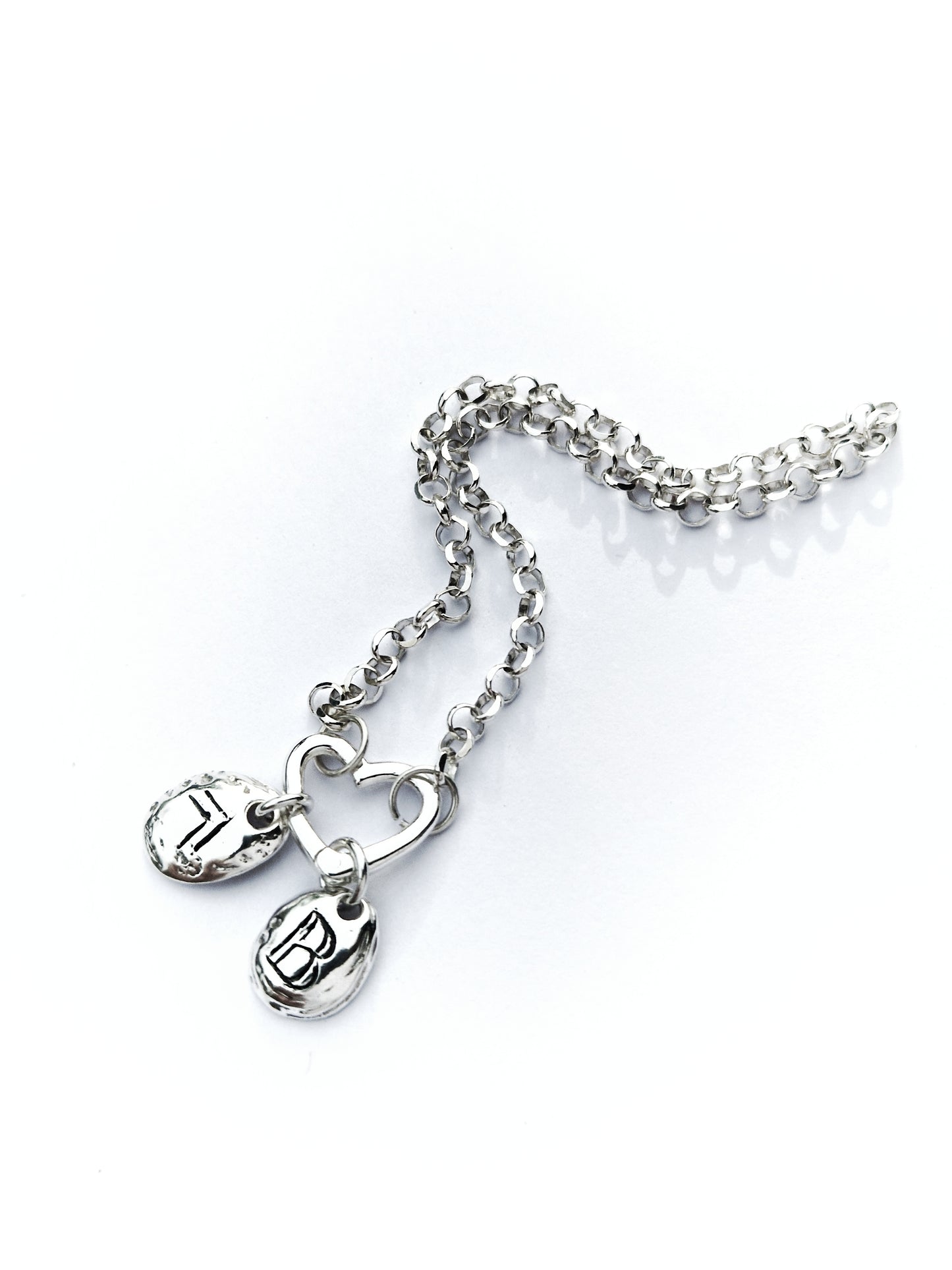 Pulsera fina de plata con doble colgante personalizable