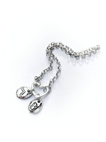 Pulsera fina de plata con doble colgante personalizable