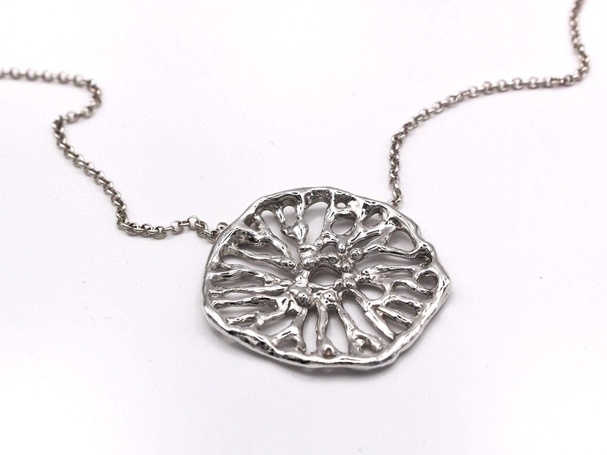 Colgante escultórico Flow collar de plata inspirado en el coral hongo, joyería artesanal mediterránea.