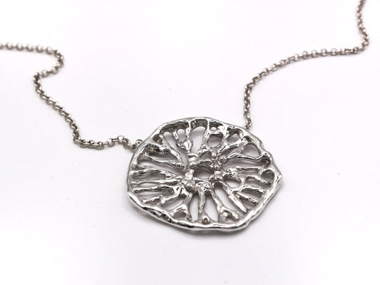 Colgante escultórico Flow collar de plata inspirado en el coral hongo, joyería artesanal mediterránea.