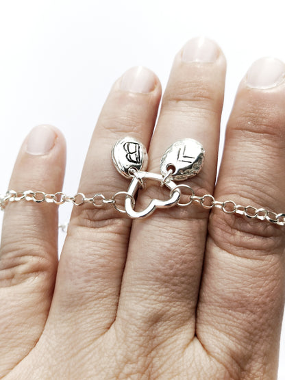 Pulsera fina de plata con doble colgante personalizable