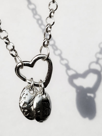Pulsera fina de plata con doble colgante personalizable