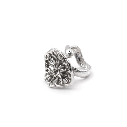 Sculptural Flow Ring handmade in Valencia, adjustable sterling silver 925 design by Naturalesa Jewelry.
Anillo escultural Flow hecho a mano en Valencia, diseño ajustable en plata 925 de Naturalesa Jewelry.