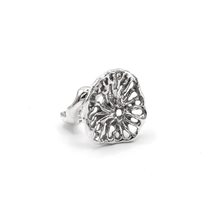 Flow silver ring, artisan sea inspired jewelry symbolizing transformation and resilience.
Anillo Flow en plata, joyería artesanal inspirada en el mar que simboliza transformación y resiliencia.