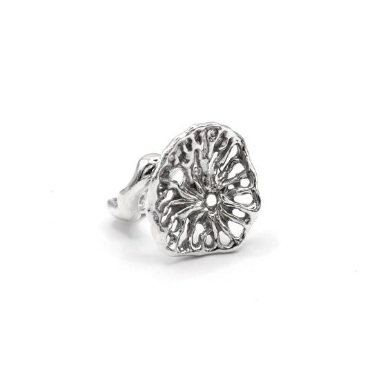 Flow silver ring, artisan sea inspired jewelry symbolizing transformation and resilience.
Anillo Flow en plata, joyería artesanal inspirada en el mar que simboliza transformación y resiliencia.