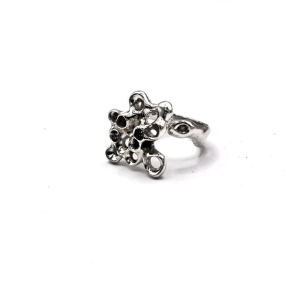 Anillo Raíz Mini en plata reciclada 925, diseño escultural inspirado en percebes, joyería marina de Naturalesa.