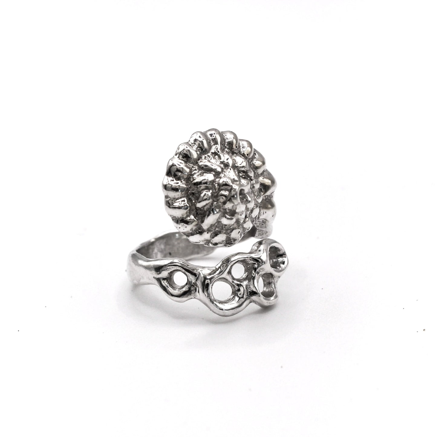 Detail of Raíz Shell Ring texture, unique artisan jewelry inspired by Mediterranean sea life.
Detalle de la textura del Anillo Raíz Shell, joya artesanal única inspirada en la vida marina mediterránea.