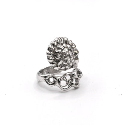 Detail of Raíz Shell Ring texture, unique artisan jewelry inspired by Mediterranean sea life.
Detalle de la textura del Anillo Raíz Shell, joya artesanal única inspirada en la vida marina mediterránea.