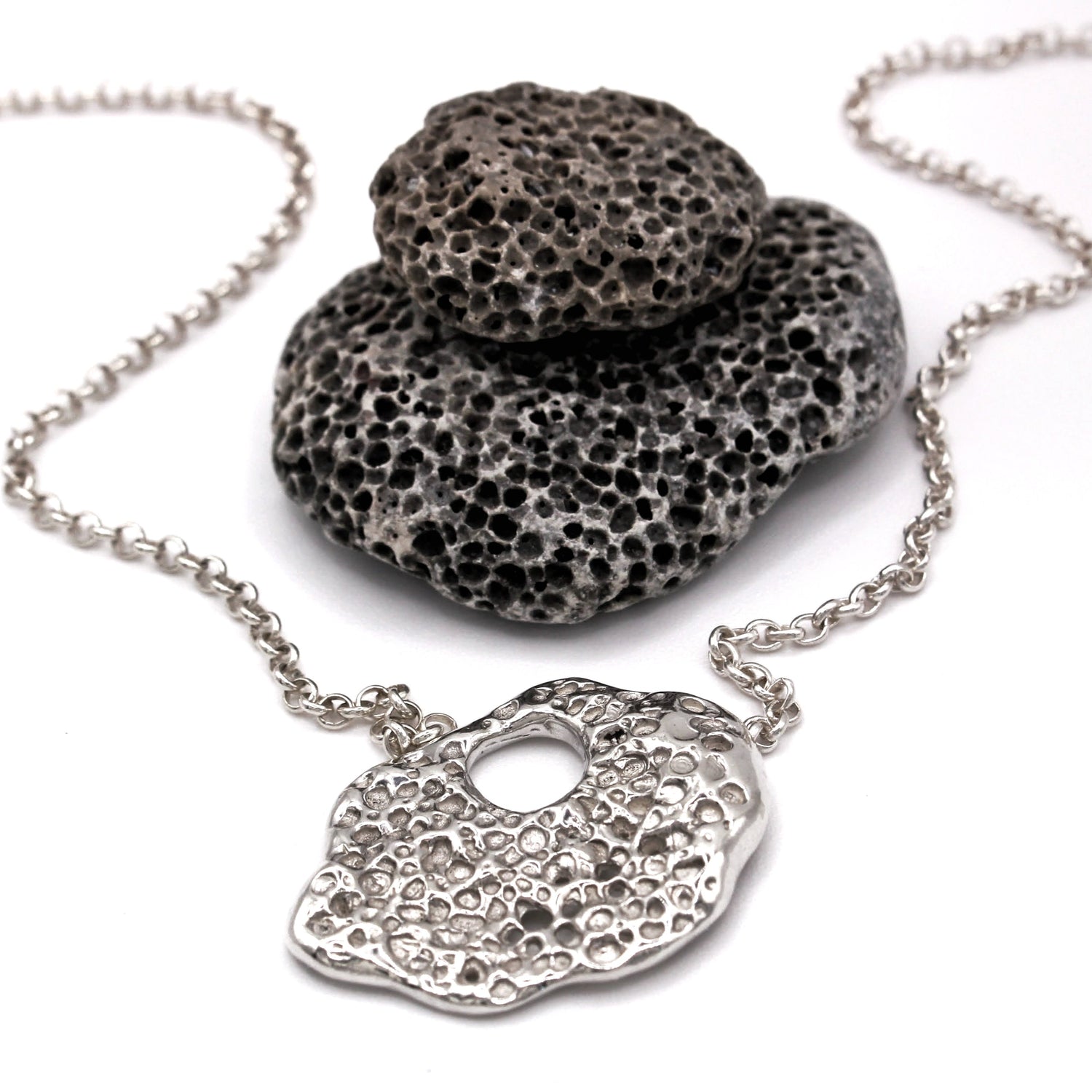 Rastro del Mar necklace, meaningful artisan jewelry inspired by Mediterranean stones. Collar Rastro del Mar, joyería artesanal con significado inspirada en piedras mediterráneas.