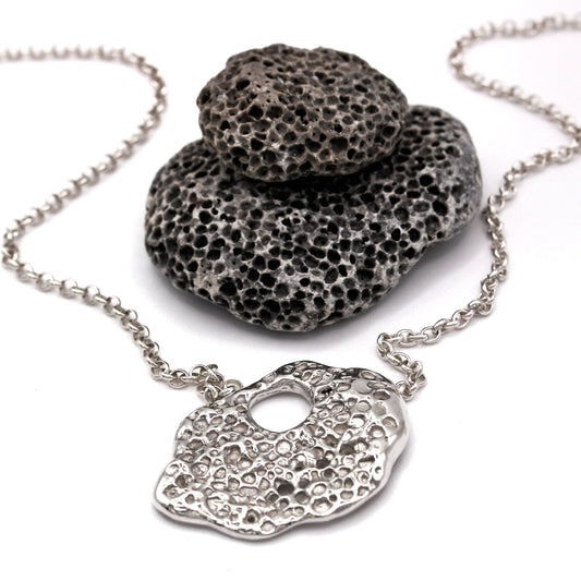 Rastro del Mar necklace, meaningful artisan jewelry inspired by Mediterranean stones. Collar Rastro del Mar, joyería artesanal con significado inspirada en piedras mediterráneas.